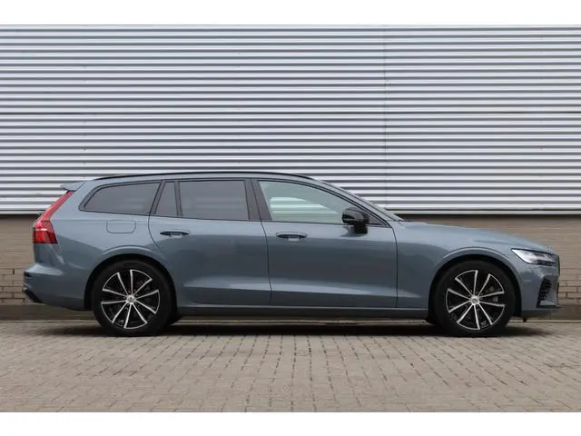 Volvo V60 2.0 T6 Plug-in hybrid AWD Plus Dark SOH 96% | Leder | Pilot Assist | Winter Pack