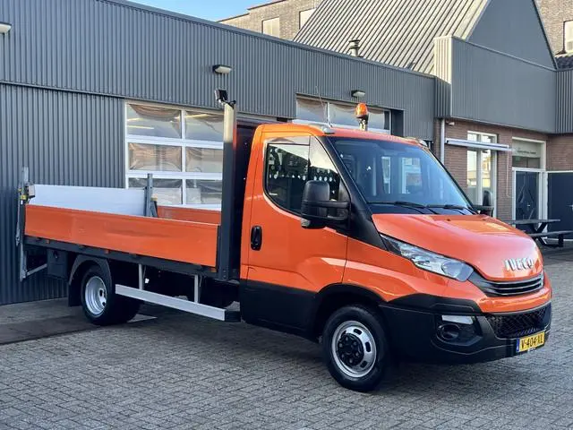 Iveco Daily 35C14 2.3 375 Laadklep 500kg Trekhaak 3500kg trekgewicht Airco 2-Persoons Open laadbak P...