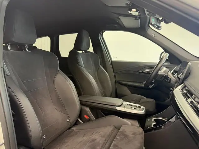 BMW iX1 eDrive20 67 kWh M Sport Edition 204pk Camera PDC Stoelverwarming Navi Hifi 18 inch M Velgen...