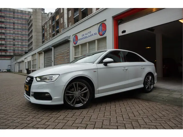 Audi A3 Limousine 1.4 TFSI CoD * S-Line S-Tronic Zeer Fraai * Side Skirts Black Line Grille Sportond...