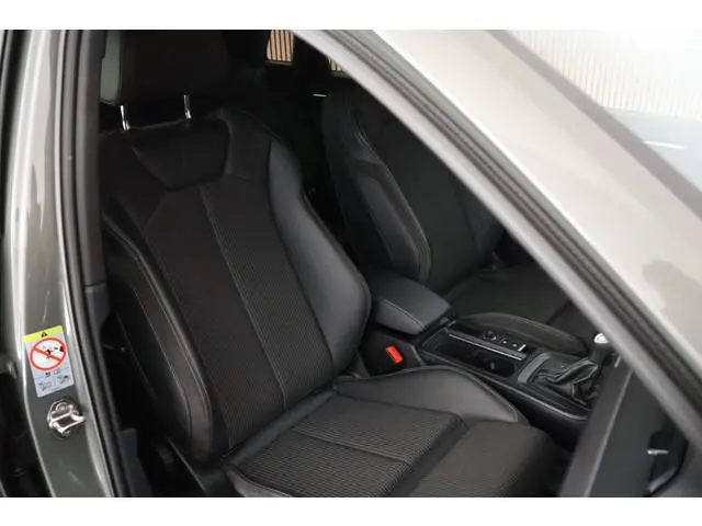 Audi Q3 35 TFSI 150pk S edition Black Edition Camera Stoelverwarming LED Virtual Cockpit Navigatie