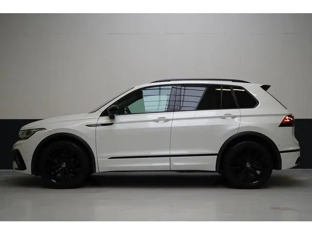 Volkswagen Tiguan 1.5 TSI 150pk R-Line | Carplay | Sfeerverlichting | Blind-Spot | Zwart optiek | Ad...