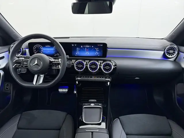 Mercedes-Benz CLA-klasse Shooting Brake CLA 250 e Shooting Brake AMG line Night | Panorama 360 Distr...
