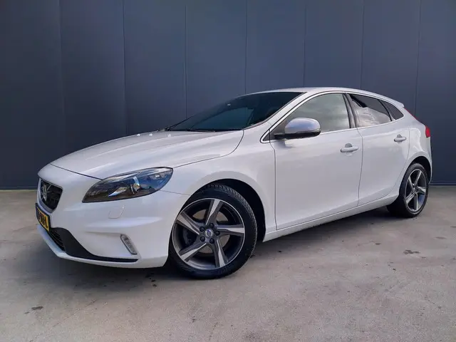 Volvo V40 2.0 T2 R DESIGN XENON CAMERA HALF LEER NAVI CRUISE ECC TREKHAAK
