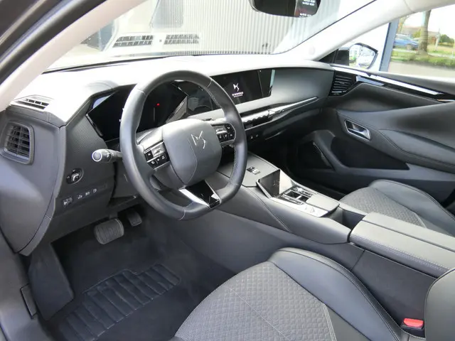 DS 4 E-Tense Trocadero Plug In Hybrid | Navigatie | LMV 19'' |