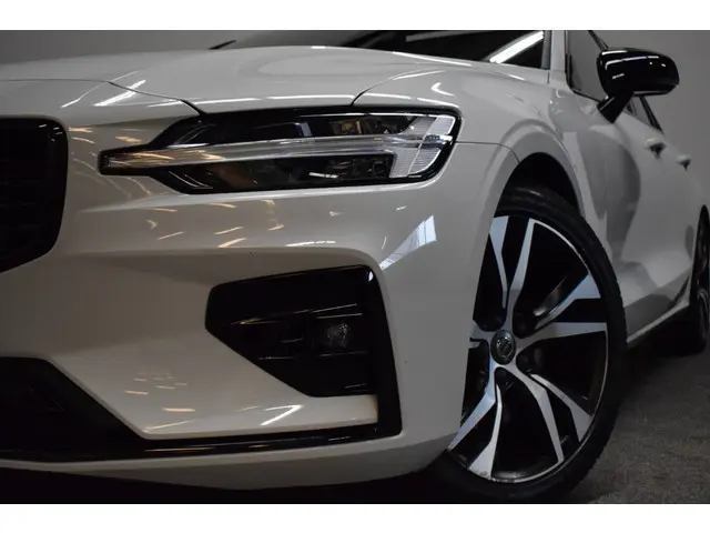 Volvo V60 2.0 B3 163pk AUT8 R-Design Sunroof/ Adapt. Cruise/