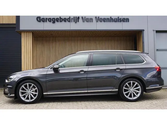 Volkswagen Passat Variant 1.8 TSI 180pk 3x R-Line Pano.Dak Leder DynAudio HUD Trekhaak Sfeerverlicht...
