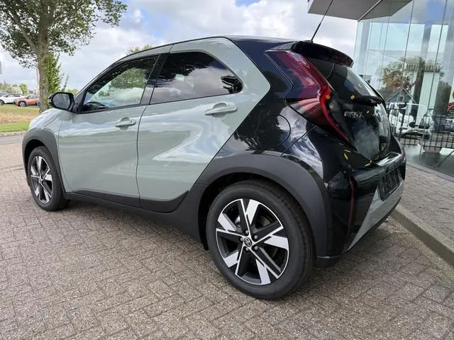Toyota Aygo X Hybrid 115 pulse Automaat ** Stoelverwarming ** Camera ** Carplay ** Keyless