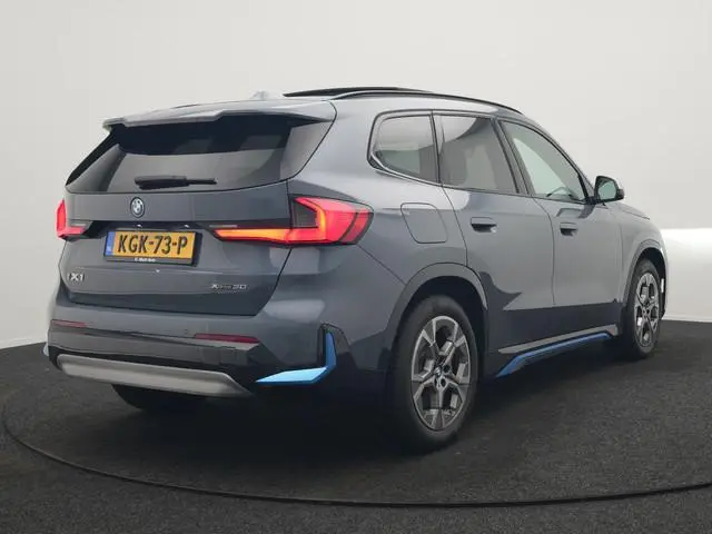 BMW iX1 xDrive30 Launch Edition 313pk 67 kWh Dealer O.H 96.5% SOH | Panodak | Adaptive Cruise | 360...