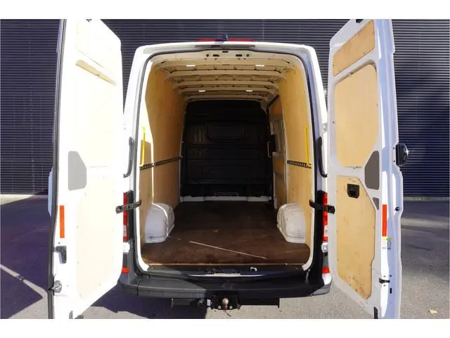 Volkswagen Crafter 140pk L3H3/L2H2 Trekhaak Cruise control Airco 3-zits Camera Apple Carplay