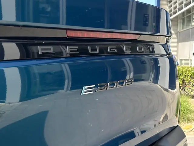 Peugeot e-3008