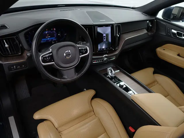 Volvo XC60 2.0 T6 Plug-in hybrid AWD Inscription- Panoramadak, Elek Trekhaak, Stuur/Stoelverwarming,...