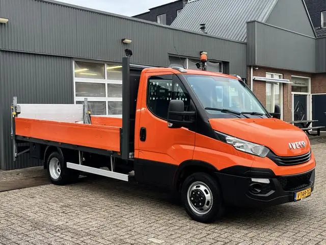 Iveco Daily 35C14 2.3 375 Laadklep 500kg Trekhaak 3500kg trekgewicht Airco 2-Persoons Open laadbak P...