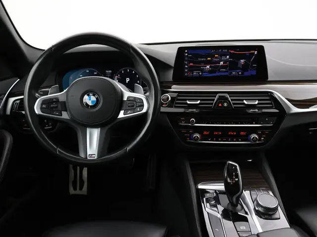 BMW 5-serie Touring 520i 184 PK M-SPORT H.E. AUT. *ALMANDINBRAUN* + PANORAMA | NAPPA LEDER | HEAD-UP...