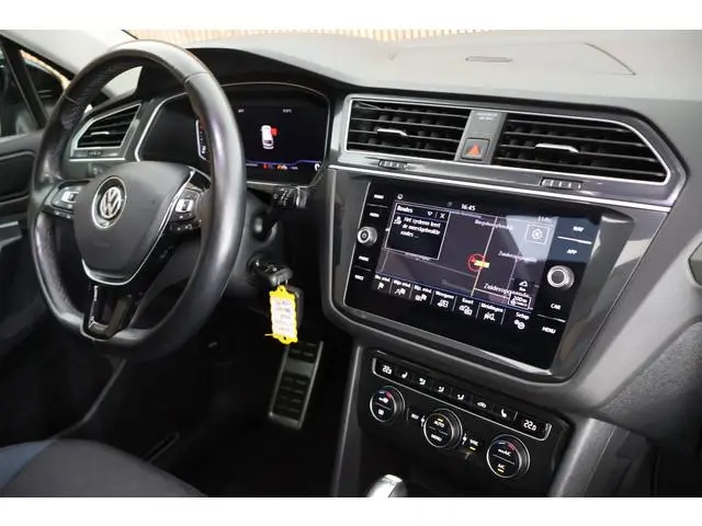 Volkswagen Tiguan 1.5 TSI 150pk DSG Highline Business R Trekhaak Panoramadak Camera Stoelverwarming...