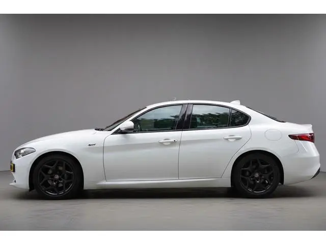 Alfa Romeo Giulia 2.2 Sprint / BTW / Trekhaak / 18'Inch / Adaptieve Cruise / Carplay / Camera /