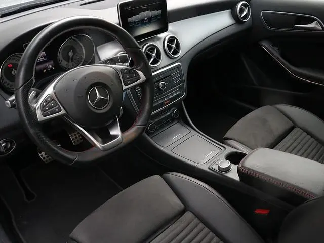 Mercedes-Benz GLA-klasse 180 AMG Line | Panoramadak
