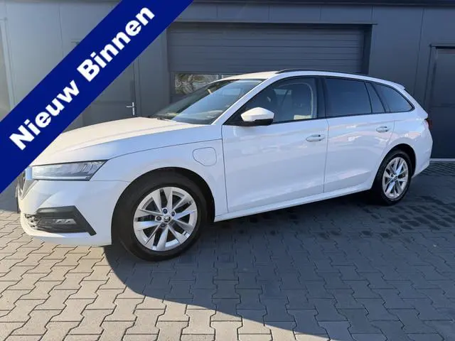 ŠKODA Octavia Combi 1.4 TSI iV PHEV Business Edition Bj 2022,Navi,18inch,Cruise,Pdc 204pk
