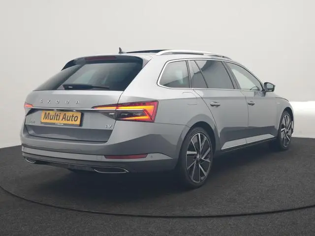 ŠKODA Superb Combi 1.4 TSI iV Laurin & Klement PHEV 218pk Dealer O.H. | Trekhaak Af Fabriek | Panoda...