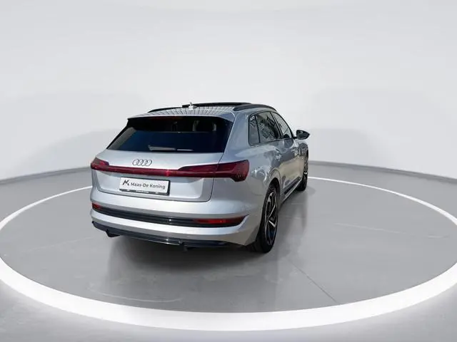 Audi E-tron 55 300kW/408PK S Line 95Kwh · Panoramadak · Leder/Alcantara · 360°Camera + Parkeersensor...