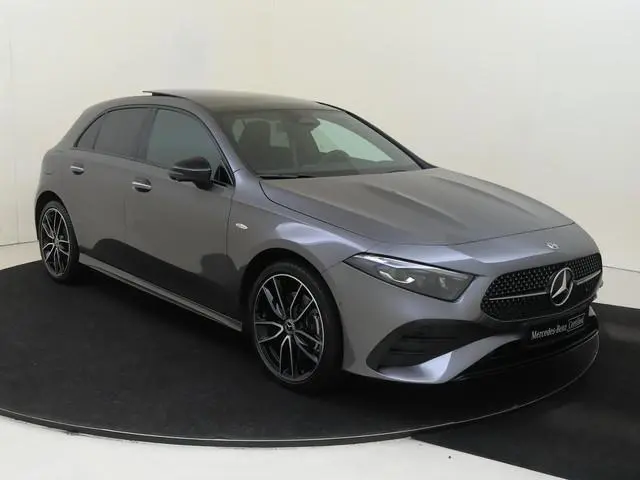 Mercedes-Benz A-klasse 250 e Business Solution AMG Panoramadak / Memorystoelen / 20 inch wielen