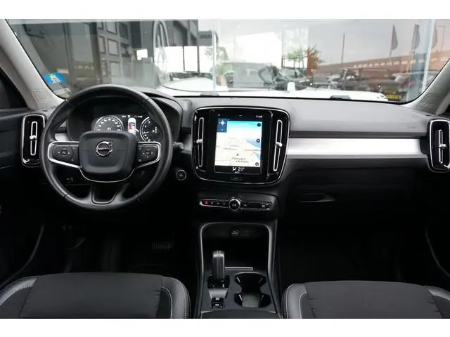 Volvo XC40 1.5 T3 Momentum Pro + DEALER ONDERHOUDEN + CAMERA / CARPLAY