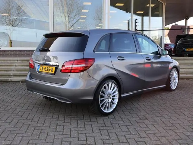 Mercedes-Benz B-klasse 180 AUT. + 19 INCH LMV | TREKHAAK | LED | CAMERA | STOELVERW. | NAVIGATIE