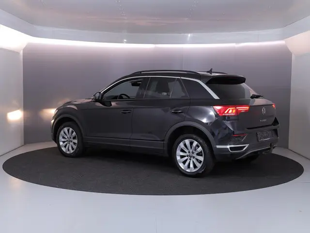 Volkswagen T-Roc 1.5 TSI Style 150pk DSG| Navi| Trekhaak | 17'LM-velgen| extra getint glas| Alarm