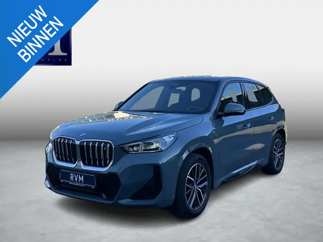 BMW iX1 xDrive30 67 kWh VAN € 41.900,- VOOR € 38.440,- UW LENTEVOORDEEL: € 3.460,-!| M-SPORT| COMPLE...