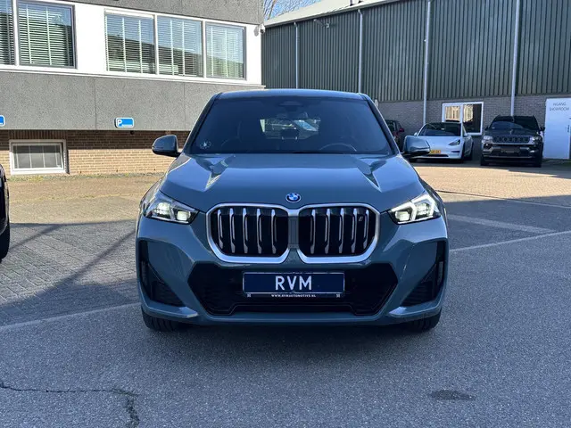 BMW iX1 xDrive30 67 kWh VAN € 41.900,- VOOR € 38.440,- UW LENTEVOORDEEL: € 3.460,-!| M-SPORT| COMPLE...