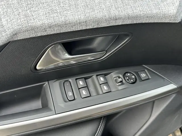Peugeot e-3008