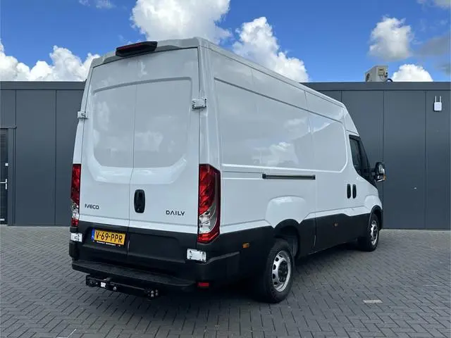 Iveco Daily 35S14 2.3D 136 PK FACELIFT / L2H2 / ** 20.950 KM ** / TREKHAAK / 3.500 KG AHG / 270 ACHT...