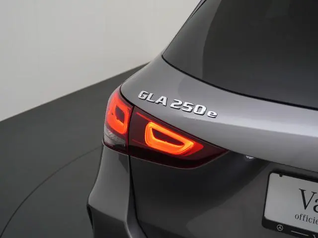Mercedes-Benz GLA 250 e AMG // SoH 99,5% // Panoramadak //  20" AMG Velgen // Nightpakket // Sfeerve...