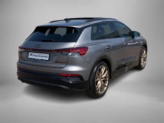 Audi Q4 e-tron 40 S Line 82 kWh 150kW/204PK · Panoramadak · Leder · Camera + Parkeersensoren