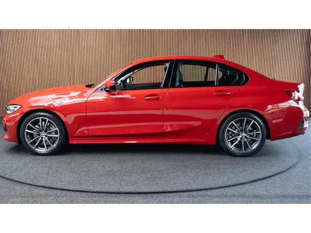 BMW 3-serie 330i High Executive Leer Navi ACC PDC Virtual Climate (3-zone) PDC LM velgen