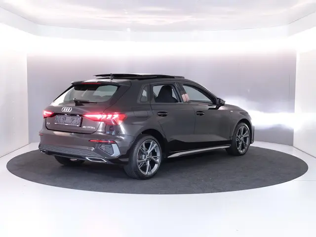 Audi A3 Sportback 40 TFSI e S-Line 204 pk S-tronic | SOH 99% | Private lease vanaf €603,- | Panorama...