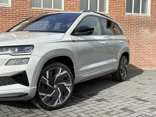Skoda Karoq 1.5 TSI ACT Sportline Business |Pano|Leer|Trekhaak