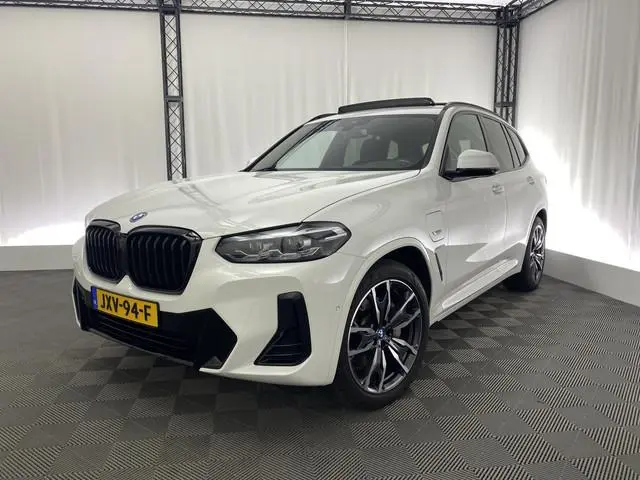 BMW X3 xDrive30e High Executive | Pano | Apple Carplay | Sportstoelen | Elektr. trekhaak | LED | Sfe...