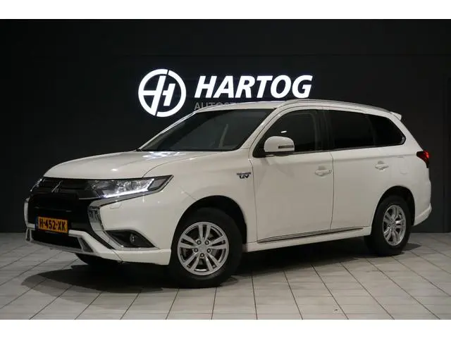 Mitsubishi Outlander 2.4 PHEV Pure + TREKHAAK / CARPLAY / CAMERA / STOELVERWARMING /