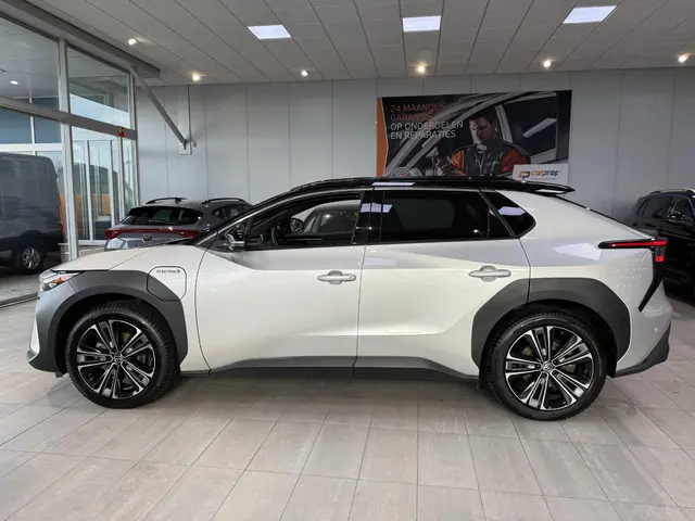 Toyota bZ4X Launch Edition Premium 71 kWh Trekhaak - Cruise Controle Adaptief - Stoelverwarming