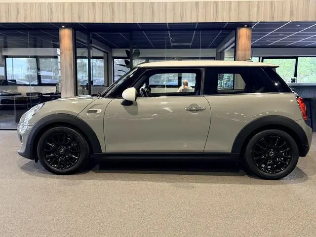 MINI 3-Deurs 1.5 Cooper Serious Business NAP | Nardo grey/White | Navigatie | LED | Stoelverwarming