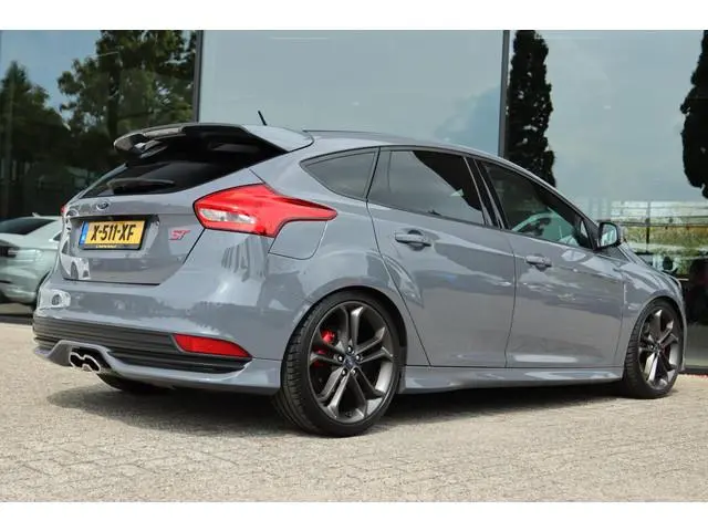 FORD FOCUS 2.0 ST-3 | SCHUIFDAK | XENON | LEDER | KEY-LESS | CAMERA | WINTERPACK | KW VERLAGING