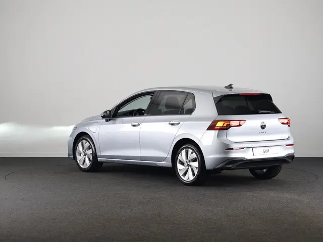Volkswagen Golf Life Edition 1.5 eHybrid 204 PK | 17 "LM velgen | Stoel & Stuurverwarming | Camera |