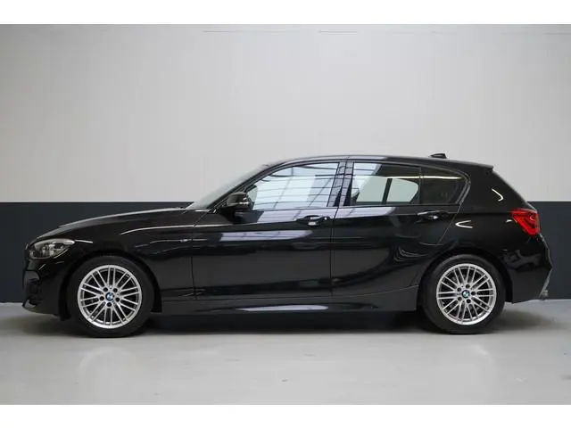 BMW 1-serie 116i Edition M Sport Shadow | Navigatie | Lm velgen | Leder | Unieke km-stand