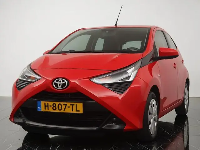Toyota Aygo 1.0 VVT-i X-Play Automaat - Navigatie via Apple Carplay/Android Auto - Camera - 12 maand...