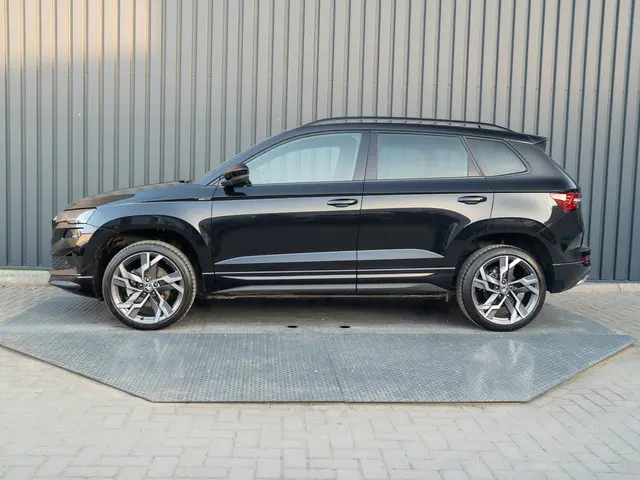 ŠKODA Karoq 1.5 TSI ACT Sportline Business | Elk. A-klep | 19'' | Camera | Prijs Rijklaar!!