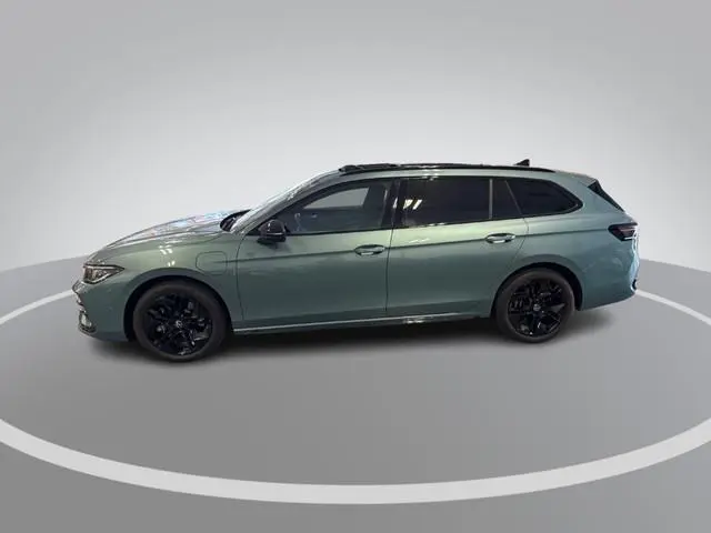 Volkswagen Passat Variant 1.5 eTSI 272pk DSG R-Line Edition · Panoramadak · Camera · Inklap. Trekhaa...