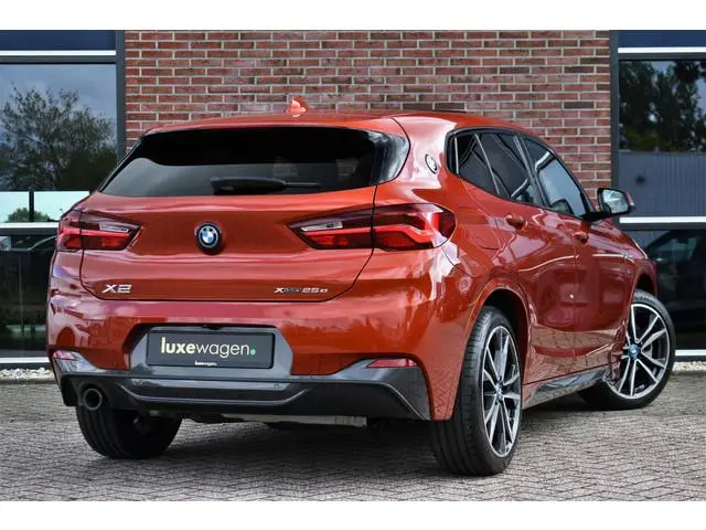 BMW X2 xDrive25e M-Sport | Pano | HUD | Sunset orange | 19 inch | Camera