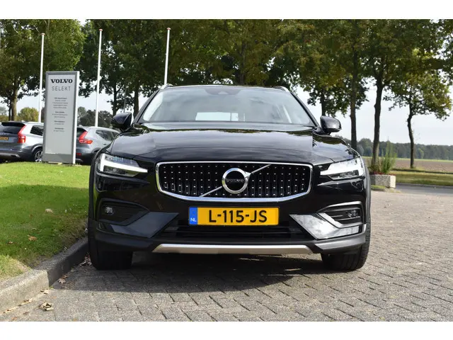 Volvo V60 Cross Country B5 265PK Automaat AWD  Pro | Trekhaak | ACC | Blis | Camera | Styling kit |...