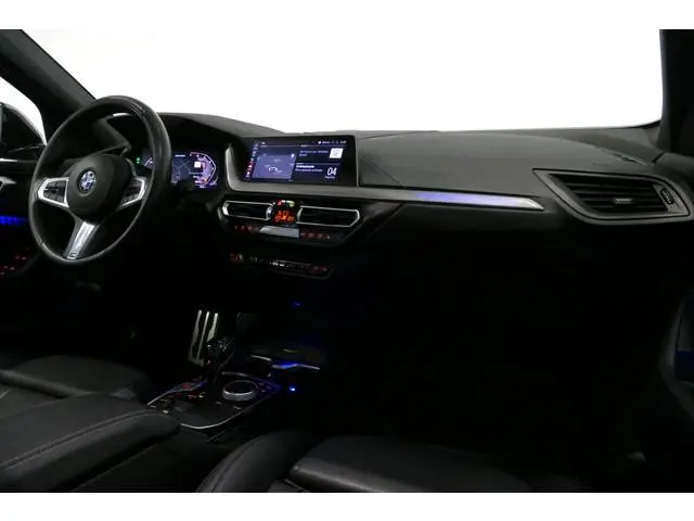 BMW 1-serie M135i xDrive High Executive Edition / Orig. Nederlands / Panoramadak / Stoelverwarming /...